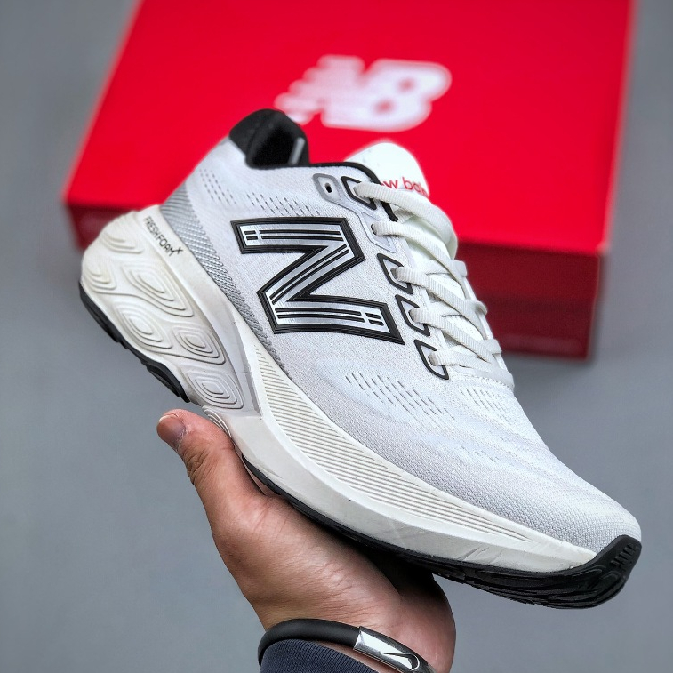 New Balance W880 รองเท้ากีฬาสําหรับบุรุษและสตรีรองเท้าวิ่งสีขาว