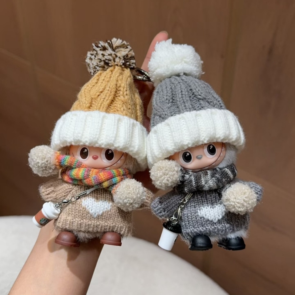 labubu 4.0 เสื้อผ้า Warm Winter Colorful Clothes 10cm Cute Mini Pull-Up  Warm Fuzzy Ball Hat Heart-S