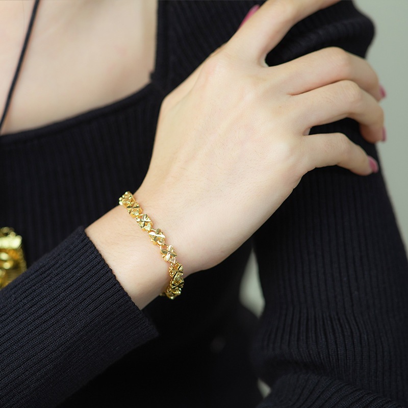 สร้อยข้อมือหัวใจโคลเวอร์สี่ใบ สไตล์เกาหลี สีทอง ของขวัญวันเกิดสำหรับเธอ ราคา ถูกที่สุด ดีลบีเคเค แกลเลอรีภาพที่ 4