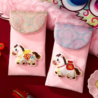 【COD ท้องถิ่น + การจัดส่ง 2 วัน】ปีมะเมีย ผ้าปีใหม่ ซองจดหมายสีแดง 2026 ดีไซน์ใหม่ เทศกาลฤดูใบไม้ผลิ ตรุษจีน กระเป๋าสตางค์เงินนําโชคปักระดับไฮเอนด์