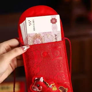 【COD ท้องถิ่น + การจัดส่ง 2 วัน】ปีมะเมีย ผ้าปีใหม่ ซองจดหมายสีแดง 2026 ดีไซน์ใหม่ เทศกาลฤดูใบไม้ผลิ ตรุษจีน กระเป๋าสตางค์เงินนําโชคปักระดับไฮเอนด์