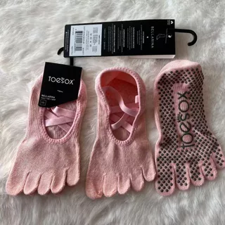 Toesox ถุงเท้าโยคะและพิลาทิส กันลื่นสำหรับมืออาชีพ ใช้งานได้ดีในการเต้นรำและเล่นกีฬาภายใน