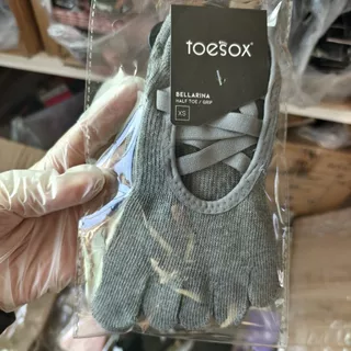 Toesox ถุงเท้าโยคะและพิลาทิส กันลื่นสำหรับมืออาชีพ ใช้งานได้ดีในการเต้นรำและเล่นกีฬาภายใน