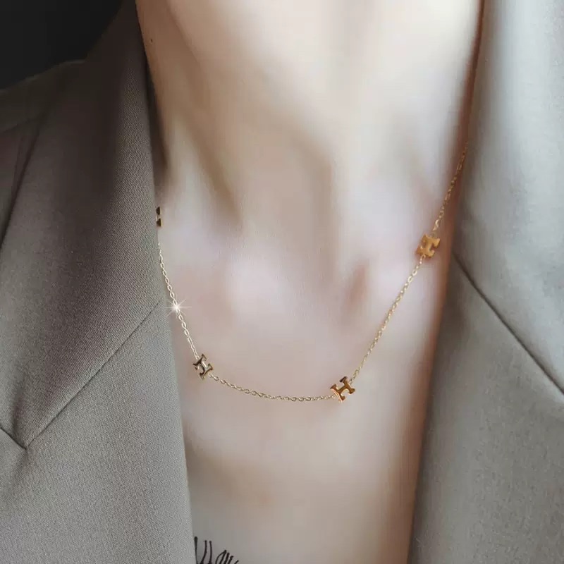 สร้อยข้อมือและสร้อยคอมีลายอักษรเล็ก สไตล์เกาหลี ทำจากเหล็กไทเทเนียมเคลือบสีทอง