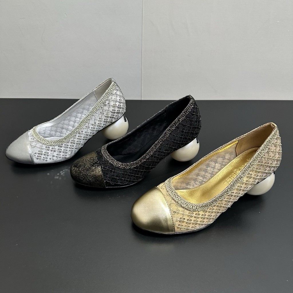 三种 สีแดงเลือก 2026 Runway Edition Double-C Giant Pearl Heel รองเท้าส้นสูงตาข่าย