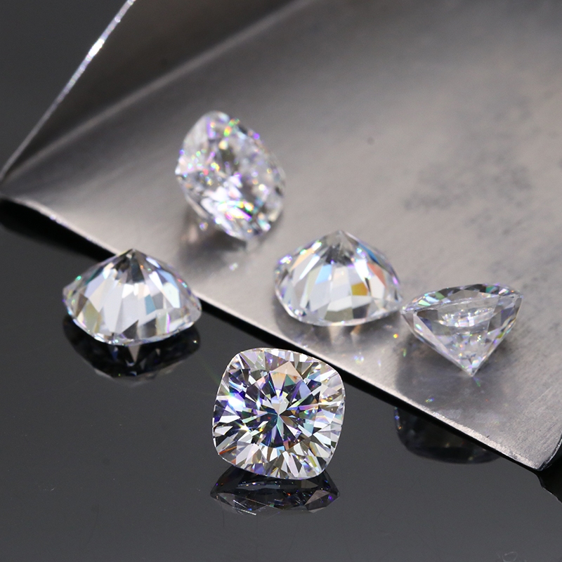 0.5กะรัตถึง3.5กะรัตราคาโรงงานรูปร่างเบาะสีขาวสีมอยซาไนต์หิน