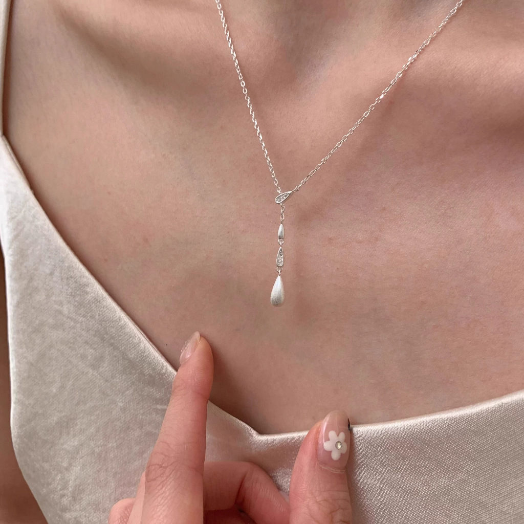 สร้อยคอม droplet ทำจากเงิน มีดีไซน์เรียบร้อยและหรูหรา เหมาะสำหรับสวมใส่งานพิเศษหรือในวันธรรมดา