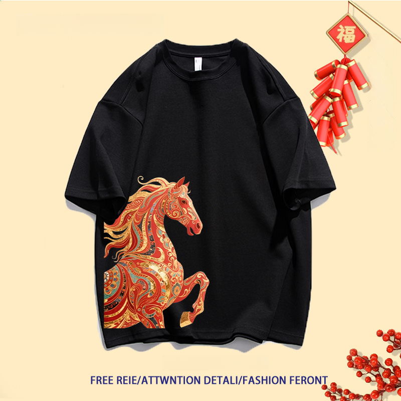 2026ปีใหม่สไตล์คอกลมแขนสั้นปีม้าพิมพ์ลายเสื้อยืด oversizeผู้ชายใส่สบายเสื้อเท่ๆเสื้อคู่สีแดงt shirt - รูปที่ 2