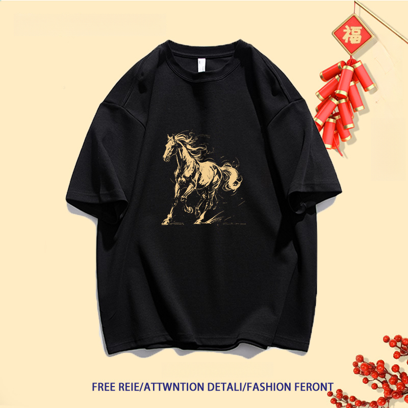 2026ปีใหม่สไตล์คอกลมแขนสั้นปีม้าพิมพ์ลายเสื้อยืด oversizeผู้ชายใส่สบายเสื้อเท่ๆเสื้อคู่สีแดงt shirt - รูปที่ 4