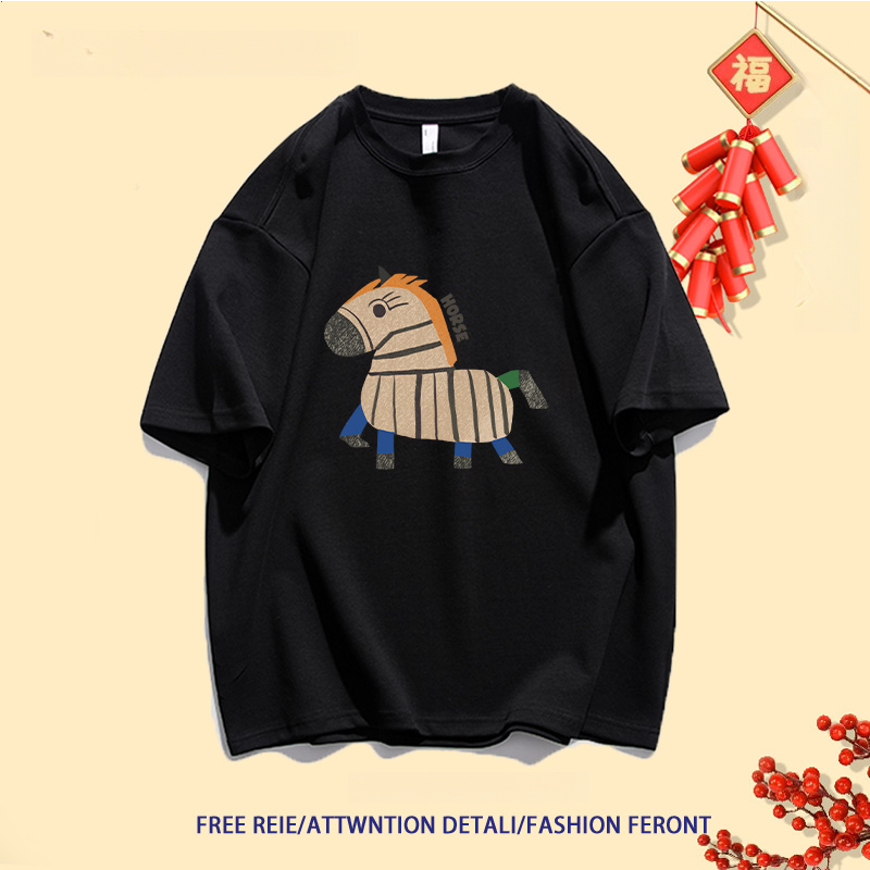 2026ปีใหม่สไตล์คอกลมแขนสั้นปีม้าพิมพ์ลายเสื้อยืด oversizeผู้ชายใส่สบายเสื้อเท่ๆเสื้อคู่สีแดงt shirt - รูปที่ 7