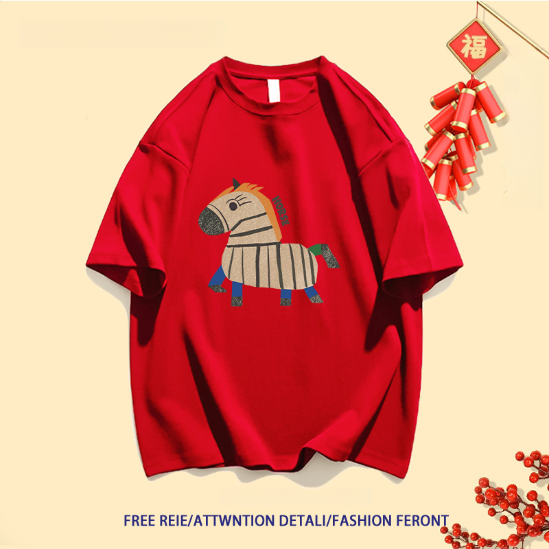 2026ปีใหม่สไตล์คอกลมแขนสั้นปีม้าพิมพ์ลายเสื้อยืด oversizeผู้ชายใส่สบายเสื้อเท่ๆเสื้อคู่สีแดงt shirt - รูปที่ 6