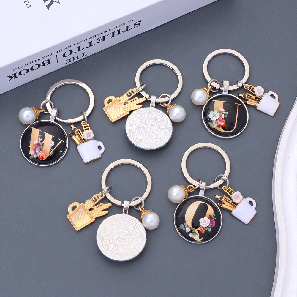 แฟชั่น 26 ตัวอักษรพวงกุญแจเลียนแบบ Pearl Rose รอบเริ่มต้นพวงกุญแจถ้วยจี้รถ Keyholder กระเป๋าเครื่องป