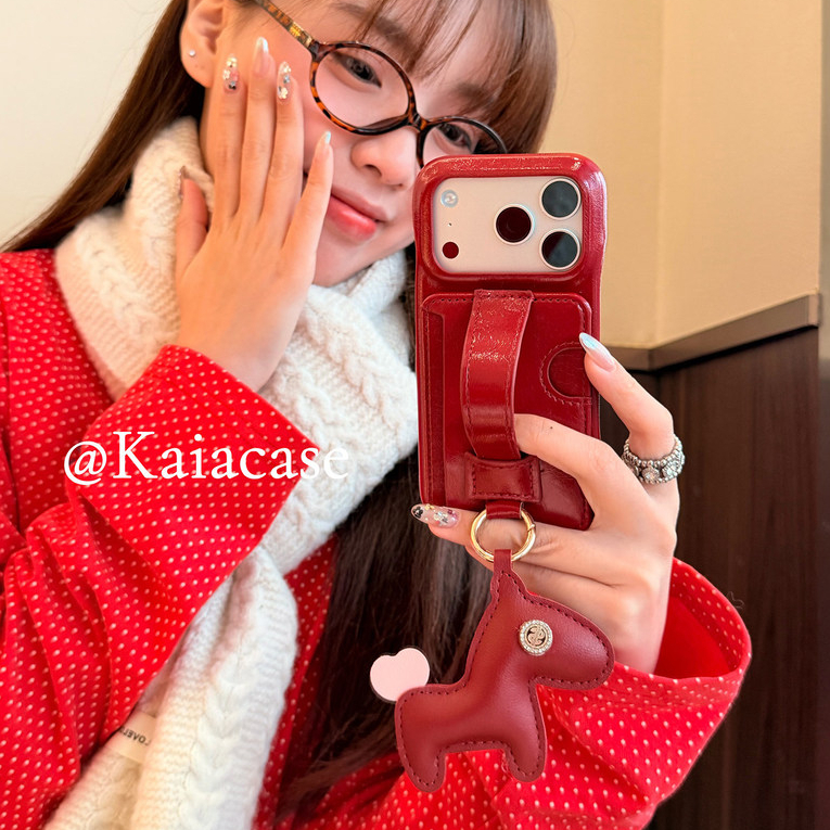 ใหม่ปีเกาหลีสีแดงช่องใส่การ์ดกระเป๋ารับจี้ม้าที่อุดมไปด้วย Wrsitband หนัง PU เคสโทรศัพท์สําหรับ iPhone 17Promax 17Pro 13 14 15 16 Pro Max กันกระแทกผู้หญิงปลอกมือถือ