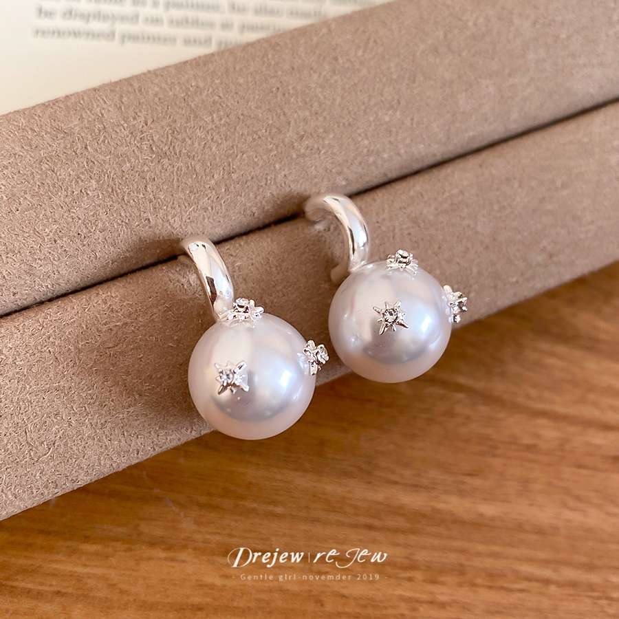 DREW ต่างหูห่วงมุกเงินขนาดใหญ่สำหรับผู้หญิง ประดับด้วยคริสตัลดาว สไตล์แฟชั่นทันสมัย - รูปที่ 2