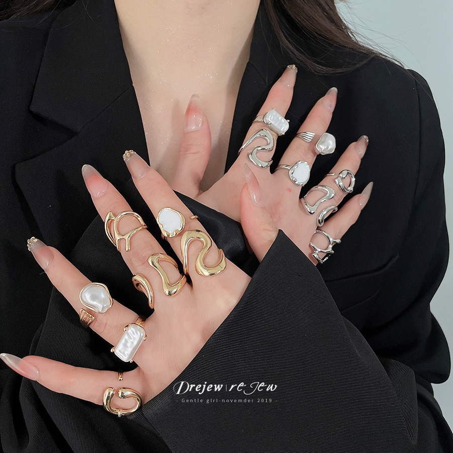 แหวนผู้หญิงดีไซน์หรูหรา กรอบทองสีขาวมุก สร้อยข้อมืออินเทรนด์สำหรับวันธรรมดา