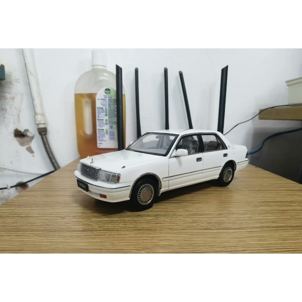 1/18 Qihui Toyota Crown 155 โมเดลรถจําลองโลหะผสม 10th Generation Crown JZS155 โมเดลรถ