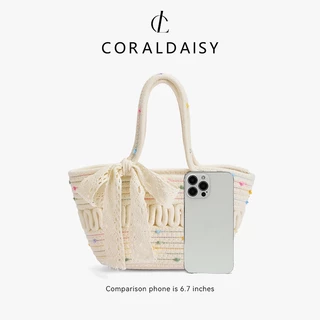 CORALDAISY 2026 รุ่นใหม่ปี กระเป๋าผู้หญิง กระเป๋าถือที่หรูหรา ลายจุดสีสันสดใสน่ารัก กระเป๋าสานริบบิ้