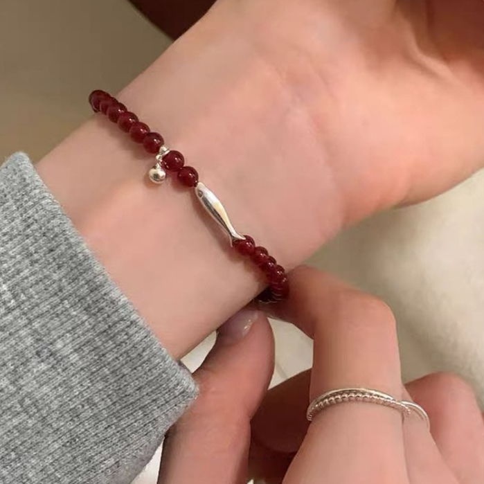 สร้อยข้อมือปลาเล็กจากหินแดงอะเกต สไตล์แบบไทยๆ เหมาะสำหรับของขวัญวันพิเศษ