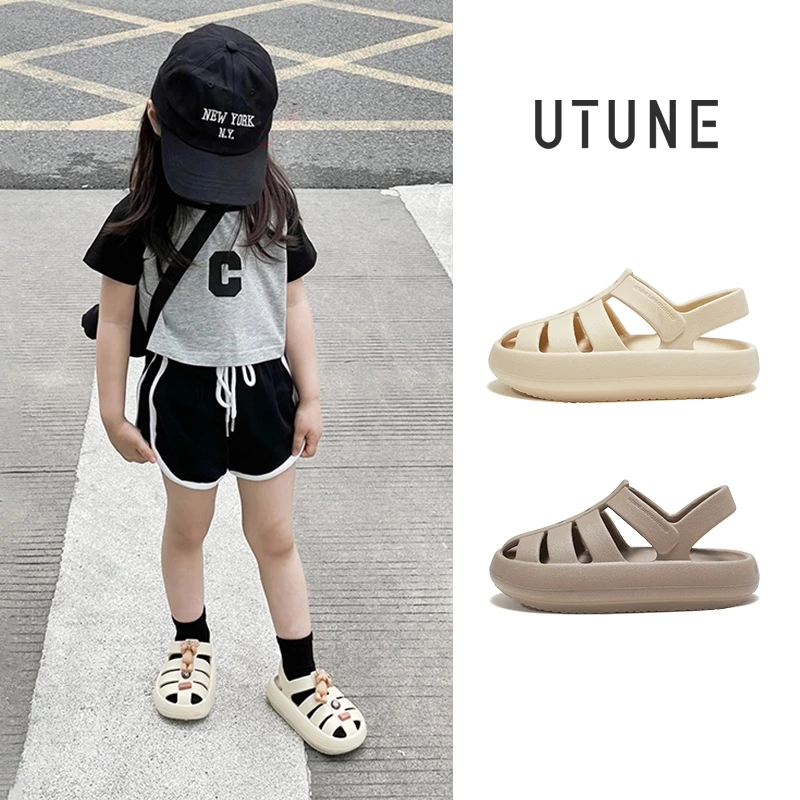 UTUNE รองเท้าแตะโรมันเด็ก EVA ขึ้นรูปชิ้นเดียว กันลื่น พื้นนุ่ม ใส่สบาย น้ำหนักเบา ระบายอากาศได้ดี รองเท้าแตะชายหาดฤดูร้อน สำหรับเด็กผู้ชายและเด็กผู้หญิง ใส่นอกบ้านได้ รูรองเท้าสามารถติดชาร์ม DIY ได้ สไตล์ลำลองและสปอร์ต