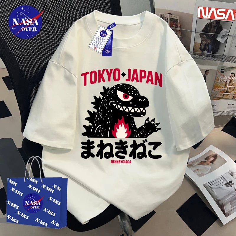 【จัดส่งจากกรุงเทพฯ】🔥NASA ฤดูร้อน สไตล์ญี่ปุ่น ลายไดโนเสาร์ 🦖 oversize แขนสั้น ยูนิเซ็กส์ hiphop ดีไซน์เฉพาะตัว สีขาว เสื้อYG1535