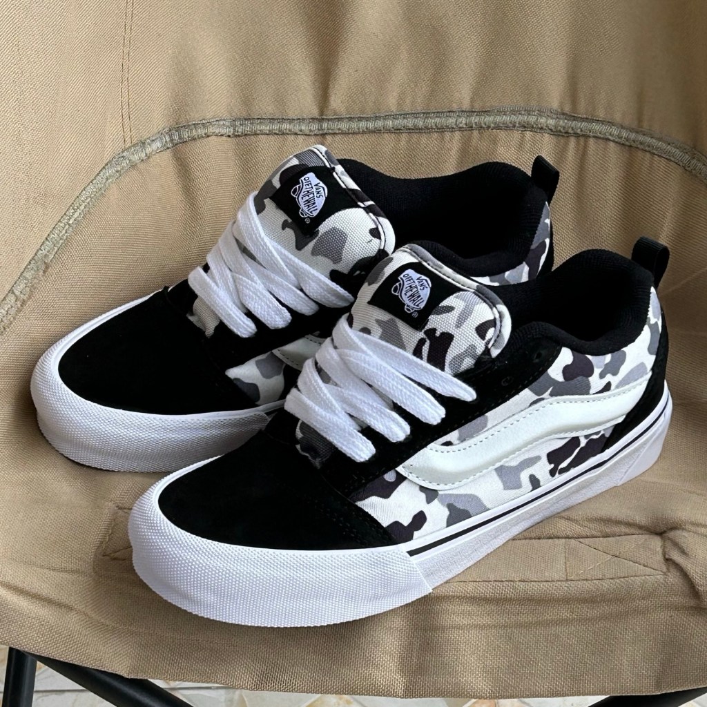 Vans Knu Skool รองเท้าบอร์ดลําลองลายพรางสีดําและสีขาว