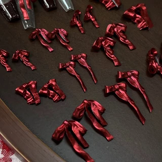 Rou Bao 50 ชิ้นเล็บไวน์แดง Pearlescent นุ่มแกะสลักโบว์ริบบิ้นเล็บ Art DIY ตกแต่ง