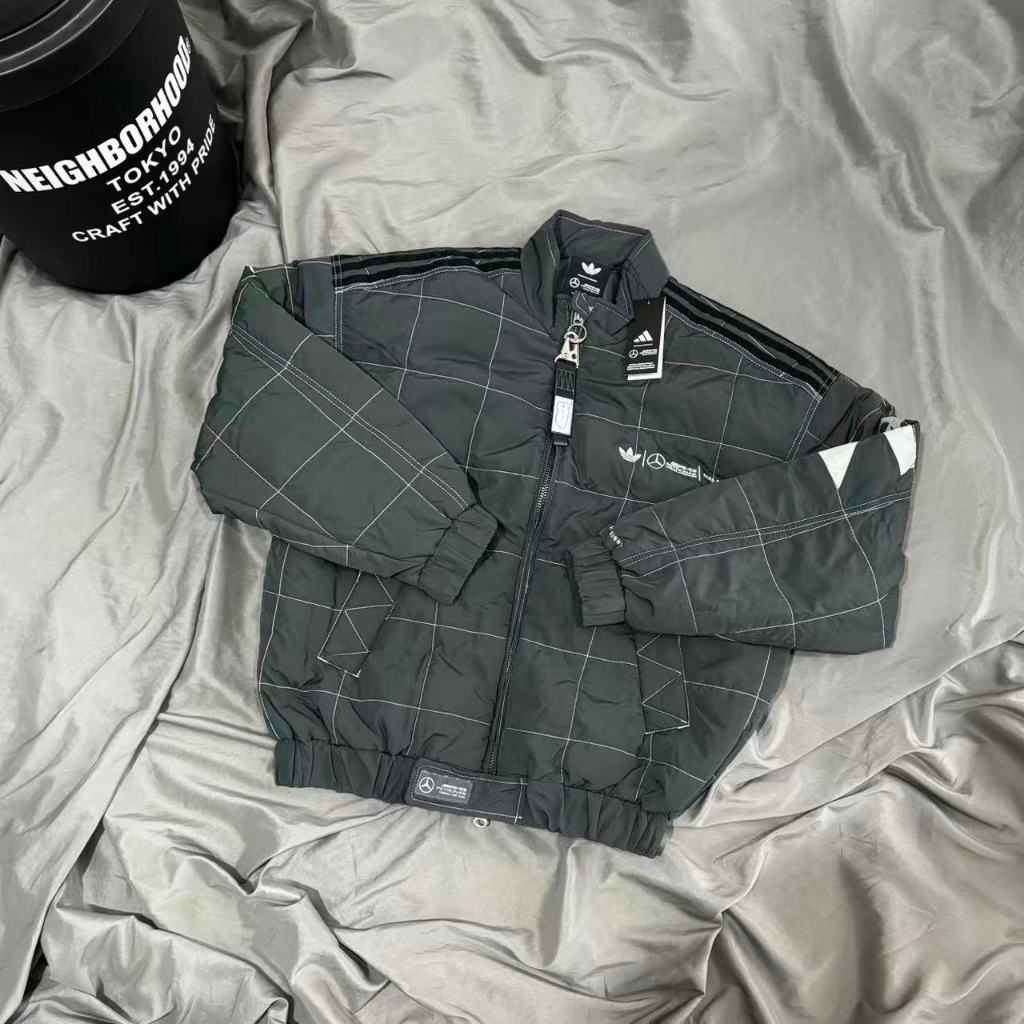 American Retro AD x Bad Bunny x MER AMG F1 Co-Branded FW25 Jacket ทนทานและสวมใส่ง่าย พร้อมกระดุมปิดท