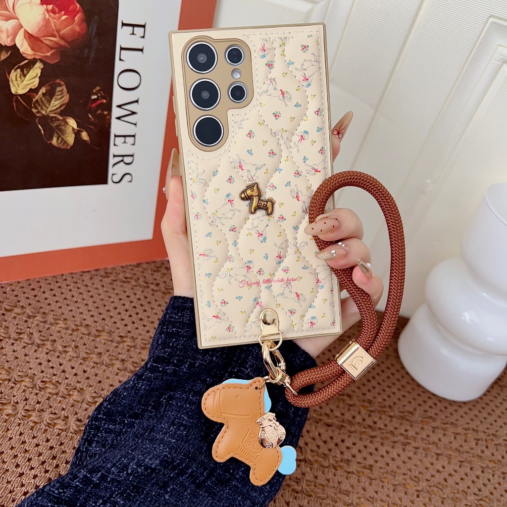 คอร์เทกซ์ แฟชั่น ม้าสีทอง เชือกมือ เคส Samsung Galaxy S26 Ultra S26 Plus S26 S25 Ultra S25 Plus S25 S24 Ultra S24 Plus S24 S23 Ultra A36 A16 A26 A56 A53 A25 A15 A17 A35 A54 5G Case เคสโทรศัพท์ใหม่ ขอบซิลิโคนอ่อนขอบป้องกันการตก เคสมือถือซัมซุง