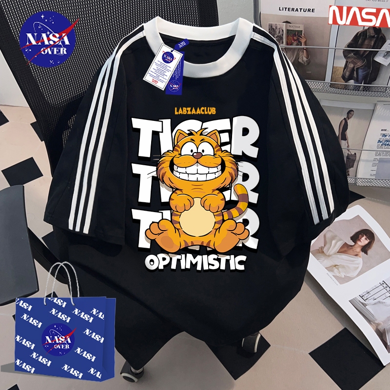 【จัดส่งจากกรุงเทพฯ】🔥NASA ฤดูร้อน ลายแมวการ์ตูน 🐱 สไตล์ขี้เกียจ oversize แขนสั้น ยูนิเซ็กส์ ลำลอง เทรนด์ สามแถบ สีดำ เสื้อYG813