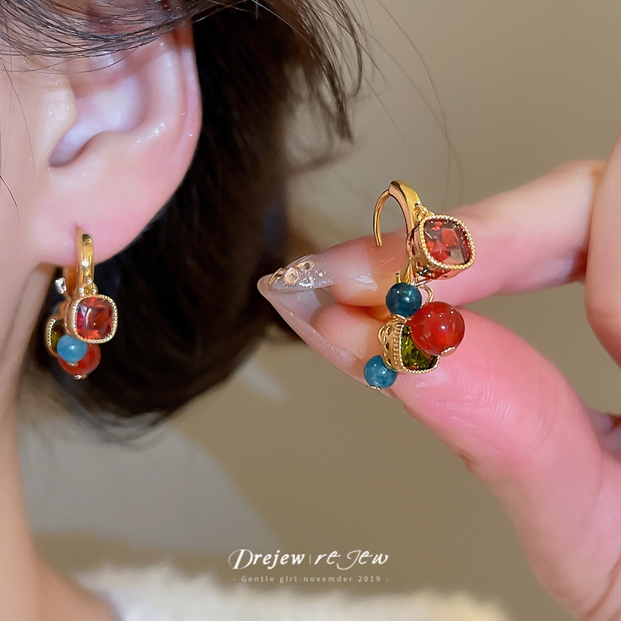 ต่างหูห่วงทองด้วยลูกปัดสีสันสวยงาม สำหรับผู้หญิง ออกแบบมาให้สวมใส่ได้ทุกวัน ในสไตล์แฟชั่นใหม่ๆ