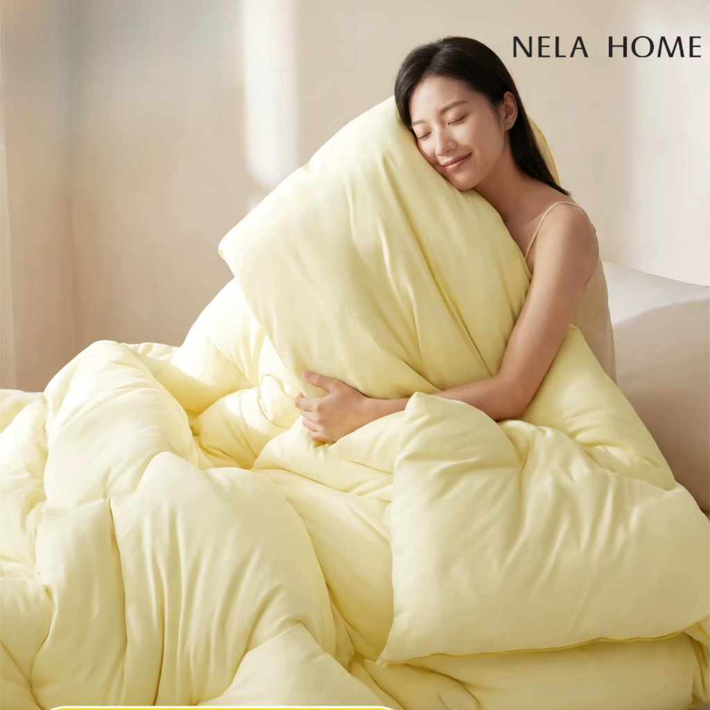 NELA HOME ผ้าห่มขนเป็ด โดดเด่นด้วยเทคโนโลยีควบคุมอุณหภูมิ Swiss COOLTech™ ผลิตจากเส้นใยธรรมชาติที่เป็นมิตรต่อผิว ออกแบบมาเป็นพิเศษสำหรับห้องปรับอากาศ มีน้ำหนักเบา นุ่มฟู สัมผัสนุ่มมาก ไม่เก็บฝุ่น และเหมาะสำหรับผู้ที่ชอบนอนเปลือยกาย (โปรดชมวิดีโอสาธิตผลิตภ