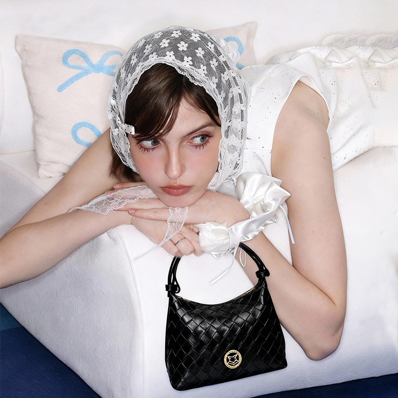 FOXER กระเป๋าถือสีขาว กระเป๋าข้างหน้าอก กระเป๋าสะพายข้างสตรี Underarm bag