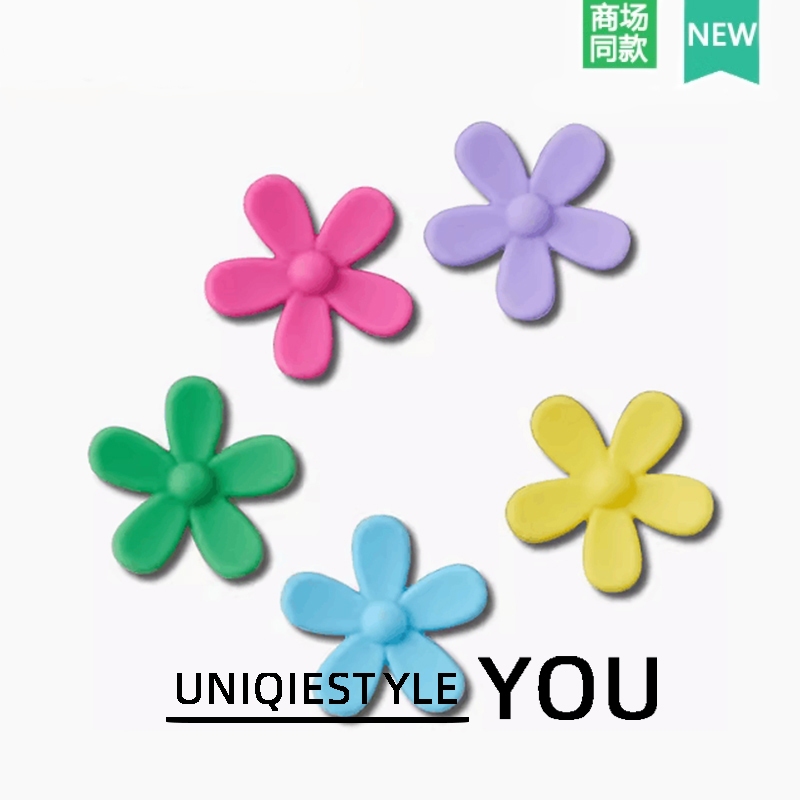 2026 อุปกรณ์เสริมสไตล์ใหม่รองเท้าหลุมดอกไม้เนื้ออินเทรนด์ที่มีสีสันซิลิโคนดอกไม้ห้าชิ้นชุด