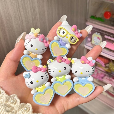 [ของแท้]สินค้าใหม่ Sanrio HelloKitty Sweetheart Energy Station Hippers น่ารักตลก Mini Bean Blind Box