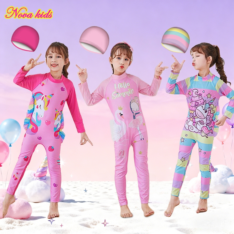 Novakids ชุดว่ายน้ําเด็กแขนยาว ชุดว่ายน้ําเด็กผู้หญิง+หมวกว่ายน้ํา ชุด2ชิ้น ลายการ์ตูนน่ารัก ครีมกันแดด แฟชั่นสันทนาการ เทศกาลน้ํา-โรย 110-140ซม