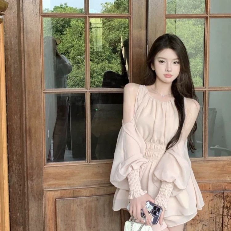 Suitcute ชุดแฟชันแขนยาวสำหรับฤดูร้อน ดีไซน์พัฟแขนและเอวสูง ชุดสองชิ้นกางเกงขาสั้น