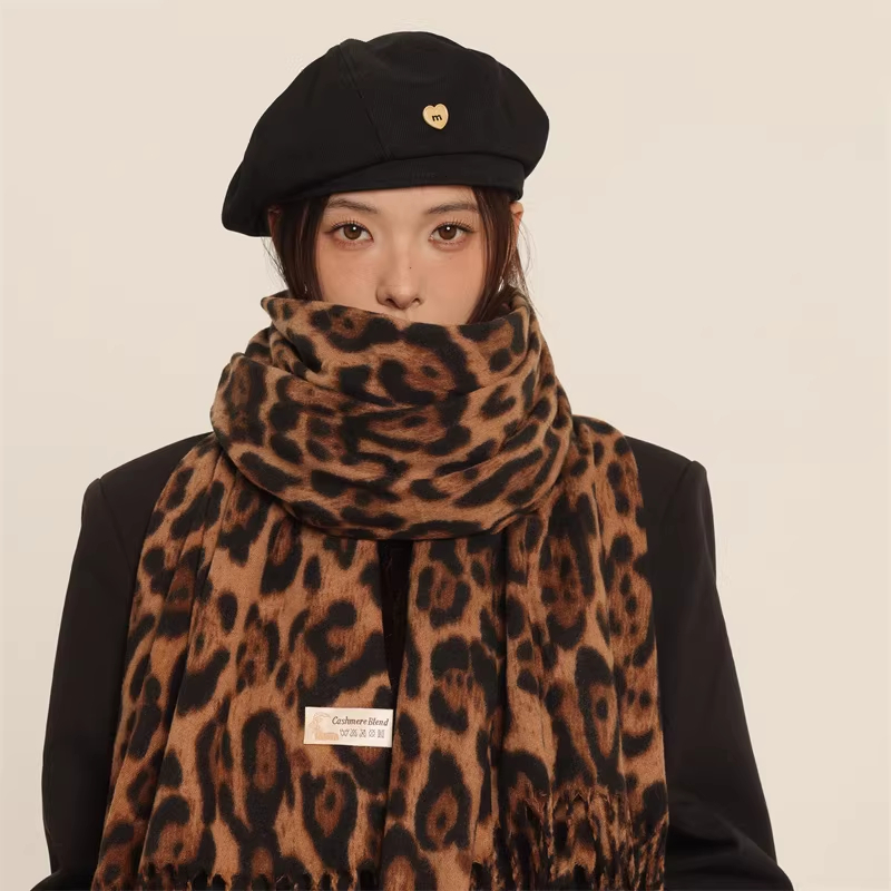 ผ้าพันคอแฟชั่น 200*70CM พิมพ์เสือดาว กันแดดผ้าคลุมไหล่ เนื้อผ้านุ่มพิเศษหนา แคชเมียร์เทียม ผ้าคลุมกันลมสำหรับผู้หญิง F102