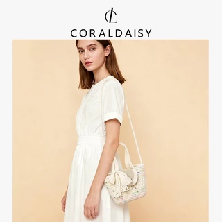 CORALDAISY สินค้าใหม่ปี 2026 กระเป๋าสะพายข้างสาน กระเป๋าถือติดกระดุมมุก สายสะพายยาวลายจุดหลากสี