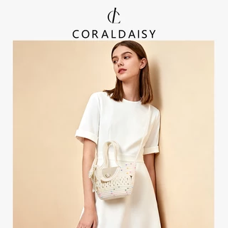 CORALDAISY สินค้าใหม่ปี 2026 กระเป๋าสะพายข้างสาน กระเป๋าถือติดกระดุมมุก สายสะพายยาวลายจุดหลากสี