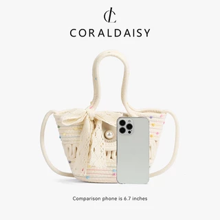 CORALDAISY สินค้าใหม่ปี 2026 กระเป๋าสะพายข้างสาน กระเป๋าถือติดกระดุมมุก สายสะพายยาวลายจุดหลากสี