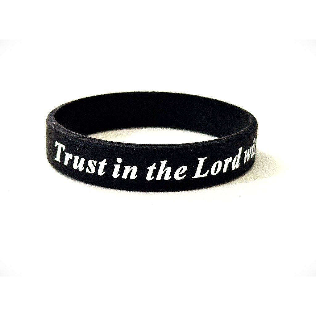 สายรัดข้อมือคริสเตียน Baller Bands เพื่อการออกกำลังกายและแรงบันดาลใจ พร้อมเตือนความจำในการไว้วางใจในพระเจ้า