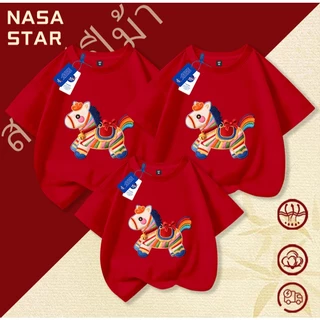 【จัดส่งในวันเดียวกัน】เสื้อยืด NASA ปีม้า ปาร์ตี้ปีใหม่ สีแดง ผ้าฝ้าย ใส่สบาย ลายสกรีนม้าแห่งโชคลาภสายรุ้ง ชุดครอบครัวแบบหลวมๆ