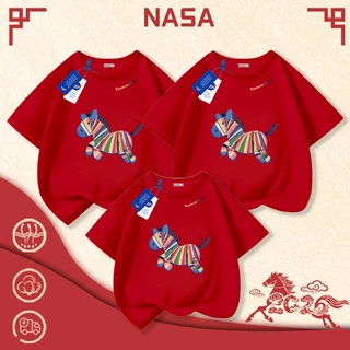 【จัดส่งในวันเดียวกัน】เสื้อยืดคอตวอร์ด NASA ปีม้า ผ้าฝ้ายสีแดง สวมใส่สบาย ลายม้าลายสีสันสดใส เหมาะสำหรับงานสังสรรค์และชุดครอบครัว