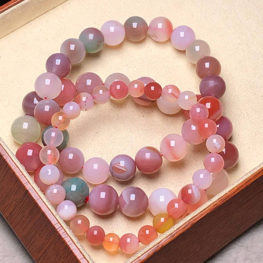 สร้อยข้อมืออาเกตหยานหยวน สีชมพูธรรมชาติ ขนาด 710/11 มม. พร้อมเสน่ห์แห่งความชุ่มชื่น
