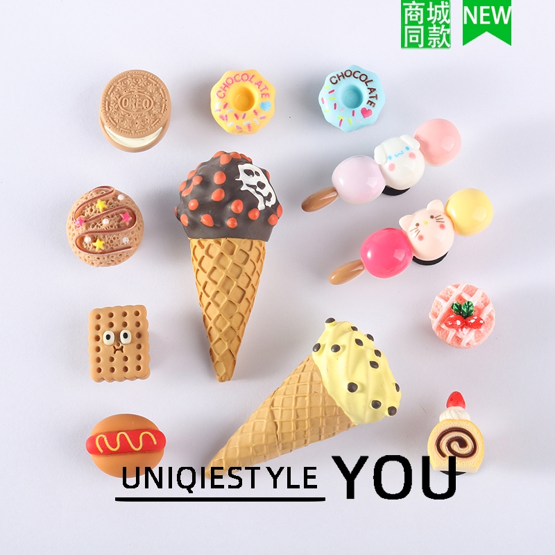 รองเท้าหัวเข็มขัดหลุม สไตล์ใหม่ มาพร้อมดอกไม้และ.ACCESSORIES WITH 3D FOOD SHAPES LIKE DONUTS THAT CAN BE REMOVED FOR DIY CUSTOMIZATION