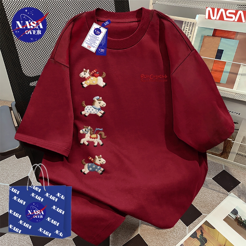 【จัดส่งจากกรุงเทพฯ】 NASA ปีม้า แบบพิเศษ ฤดูร้อน oversize แขนสั้น ลายม้าการ์ตูน ลำลอง สีแดงไวน์ เสื้อ ยูนิเซ็กส์YG375
