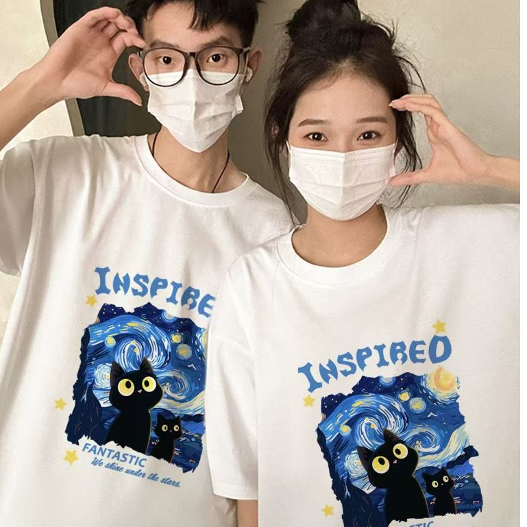 (Cotton 100%) Luvoro 2026 ลายลูกแมวบนท้องฟ้าเต็มไปด้วยดวงดาว เนื้อผ้านุ่มระบายอากาศดี แขนสั้น ใส่สบาย ผู้หญิง เสื้อยืดทูโทน เสื้อยืดผ้าฝ้ายแท้ 100% สีดำและขาว ไซส์พิเศษ สำหรับผู้ชายและผู้หญิง พร้อมสต็อก C1600