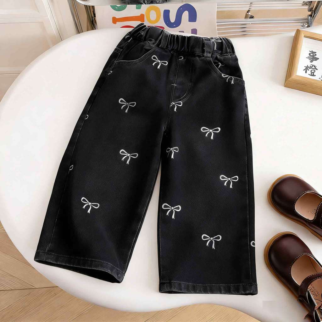 honeywears⚡พร้อมส่ง⚡กางเกงยีนส์ขากว้างสำหรับเด็ก กางเกงขายาวเอวสูงเด็กผู้หญิง ลายโบว์แฟชั่น ผลิตจากผ้าเดนิมคุณภาพดี เอวยืดปรับระดับพอดีตัว ไซส์ 110-160 ราคา ถูกที่สุด ดีลบีเคเค แกลเลอรีภาพที่ 9