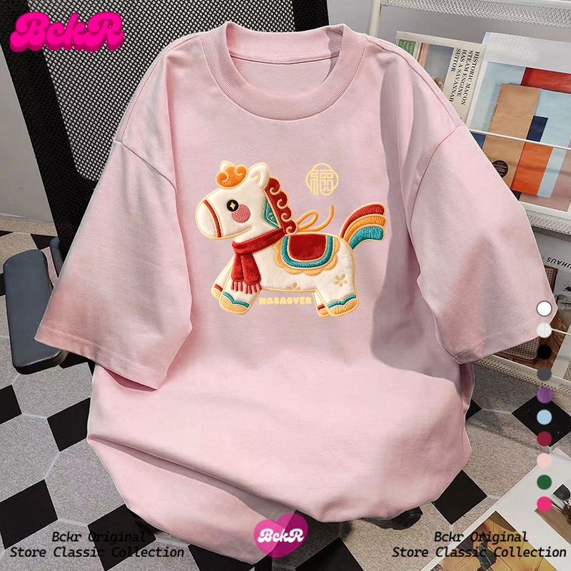 【จัดส่งตลอด 24 ชั่วโมง】🔥BCKR ดีไซน์เฉพาะตัว คอกลม เสื้อ🐎ลิมิเต็ดปีม้าoversize เสื้อผญ เสื่อยืดYG3763