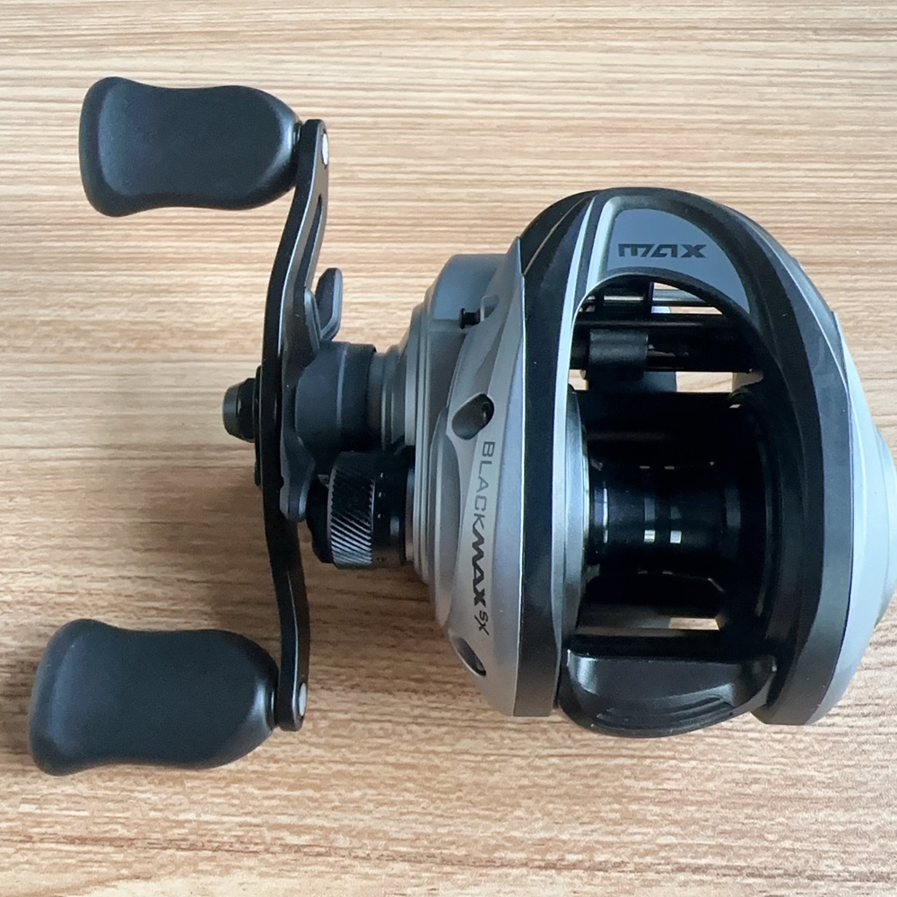 Abu Garcia 2026 Max SX วงล้อปั่นปลาแบบใช้น้ำหนักล่อ สีดำ 6.8 Ratio พร้อมวงแหวนโรลเลอร์ 4+1